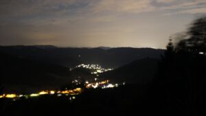 Dieses Bild zeigt eine Webcam-Aufnahme vom Achertal, aufgenommen am Mittwoch, den 05.08.2026 um 00:30 Uhr. Die Temperatur betrug 23°C.