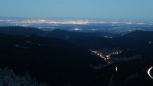 Dieses Bild zeigt eine Webcam-Aufnahme vom Achertal, aufgenommen am Montag, den 01.12.2025 um 07:10 Uhr. Die Temperatur betrug -1.6°C.