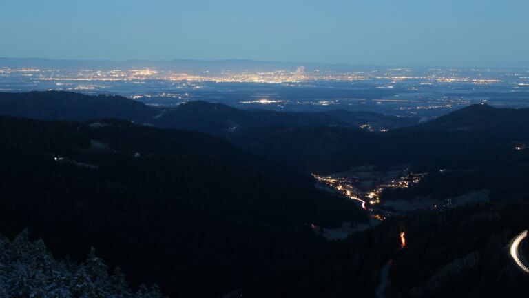 Dieses Bild zeigt eine Webcam-Aufnahme vom Achertal, aufgenommen am Montag, den 01.12.2025 um 07:10 Uhr. Die Temperatur betrug -1.6°C.