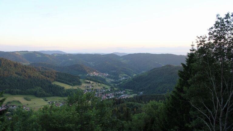Dieses Bild zeigt eine Webcam-Aufnahme vom Achertal, aufgenommen am Freitag, den 05.06.2026 um 21:10 Uhr. Die Temperatur betrug 14.1°C.