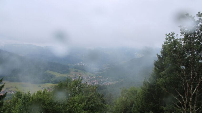 Dieses Bild zeigt eine Webcam-Aufnahme vom Achertal, aufgenommen am Montag, den 27.07.2026 um 10:00 Uhr. Die Temperatur betrug 13.3°C.