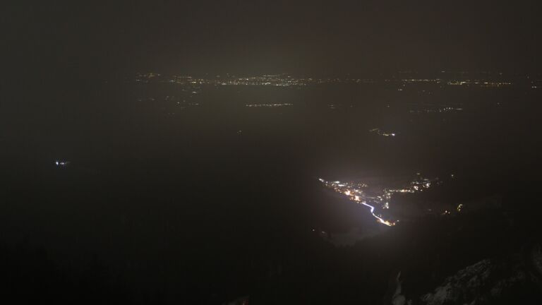 Dieses Bild zeigt eine Webcam-Aufnahme vom Achertal, aufgenommen am Montag, den 12.01.2026 um 19:30 Uhr. Die Temperatur betrug 3.9°C.