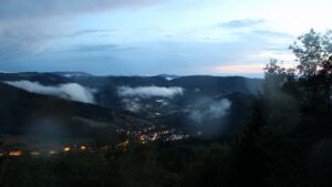 Dieses Bild zeigt eine Webcam-Aufnahme vom Achertal, aufgenommen am Freitag, den 21.08.2026 um 21:10 Uhr. Die Temperatur betrug 10.8°C.