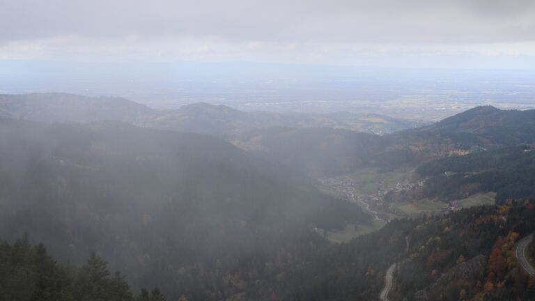 Dieses Bild zeigt eine Webcam-Aufnahme vom Achertal, aufgenommen am Donnerstag, den 30.10.2025 um 12:30 Uhr. Die Temperatur betrug 5.4°C.