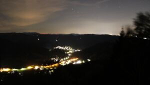 Dieses Bild zeigt eine Webcam-Aufnahme vom Achertal, aufgenommen am Dienstag, den 06.10.2026 um 22:30 Uhr. Die Temperatur betrug 16.8°C.