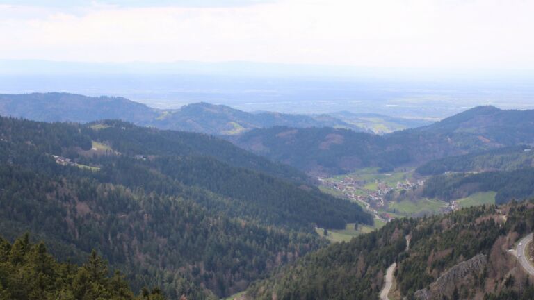 Dieses Bild zeigt eine Webcam-Aufnahme vom Achertal, aufgenommen am Sonntag, den 05.04.2026 um 15:40 Uhr. Die Temperatur betrug 11.6°C.