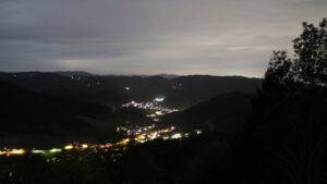 Dieses Bild zeigt eine Webcam-Aufnahme vom Achertal, aufgenommen am Montag, den 26.10.2026 um 19:00 Uhr. Die Temperatur betrug 7.6°C.