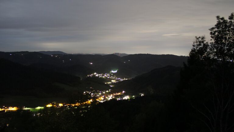 Dieses Bild zeigt eine Webcam-Aufnahme vom Achertal, aufgenommen am Montag, den 26.10.2026 um 19:00 Uhr. Die Temperatur betrug 7.6°C.