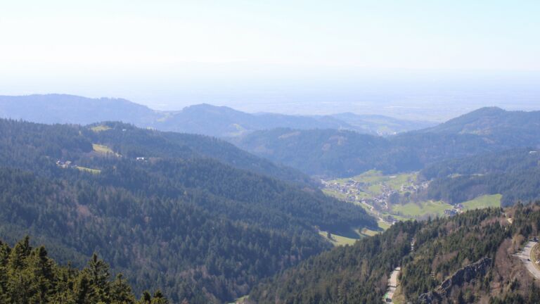 Dieses Bild zeigt eine Webcam-Aufnahme vom Achertal, aufgenommen am Mittwoch, den 08.04.2026 um 16:10 Uhr. Die Temperatur betrug 17.9°C.