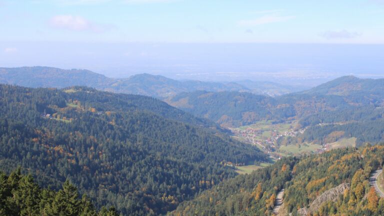 Dieses Bild zeigt eine Webcam-Aufnahme vom Achertal, aufgenommen am Montag, den 13.10.2025 um 12:10 Uhr. Die Temperatur betrug 10.7°C.