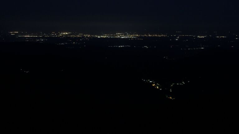 Dieses Bild zeigt eine Webcam-Aufnahme vom Achertal, aufgenommen am Samstag, den 28.06.2025 um 03:50 Uhr. Die Temperatur betrug 15.9°C.