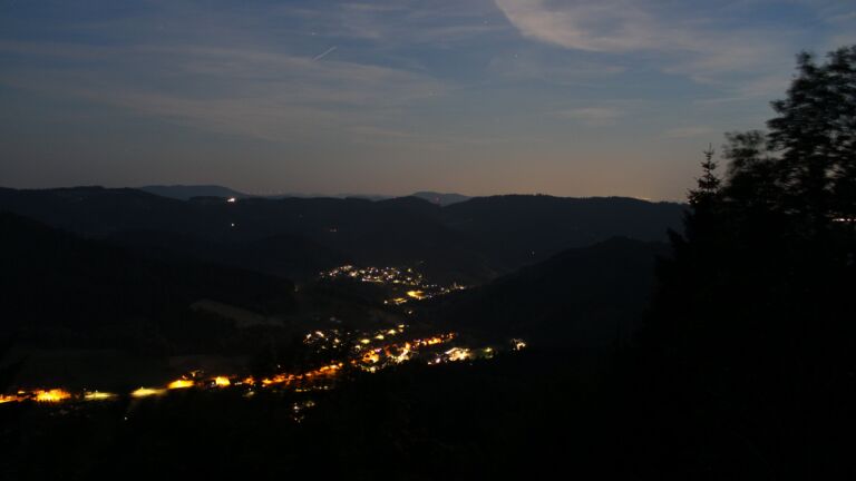 Dieses Bild zeigt eine Webcam-Aufnahme vom Achertal, aufgenommen am Montag, den 22.06.2026 um 23:00 Uhr. Die Temperatur betrug 25.4°C.