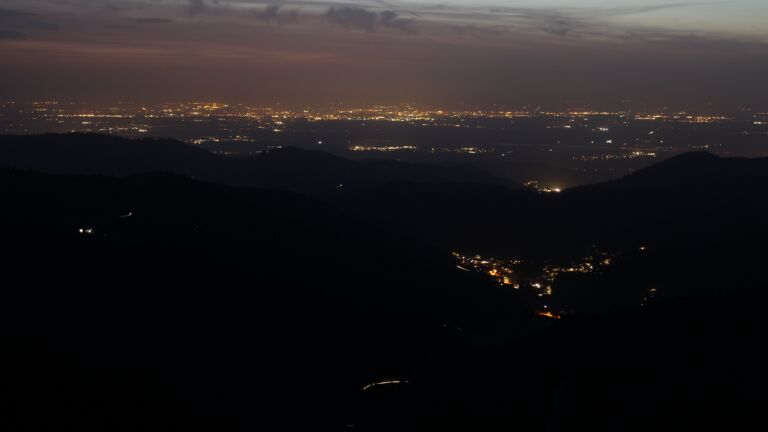 Dieses Bild zeigt eine Webcam-Aufnahme vom Achertal, aufgenommen am Montag, den 09.03.2026 um 19:20 Uhr. Die Temperatur betrug 9.7°C.