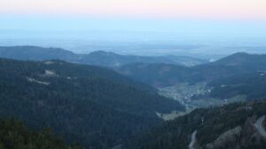 Dieses Bild zeigt eine Webcam-Aufnahme vom Achertal, aufgenommen am Montag, den 02.03.2026 um 07:10 Uhr. Die Temperatur betrug 4.6°C.