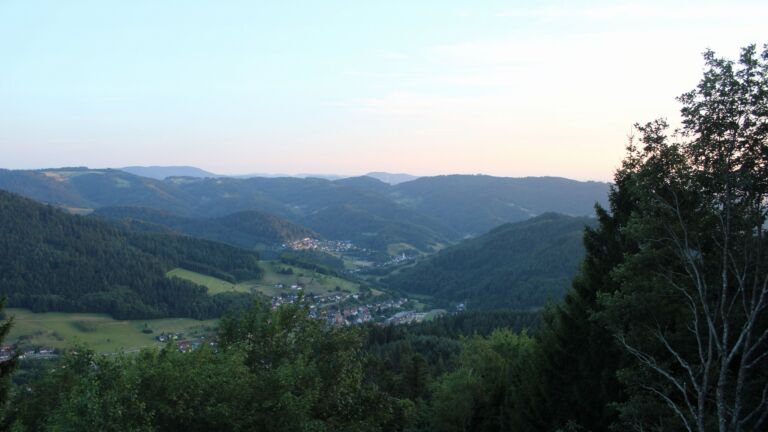 Dieses Bild zeigt eine Webcam-Aufnahme vom Achertal, aufgenommen am Donnerstag, den 23.07.2026 um 21:00 Uhr. Die Temperatur betrug 17.5°C.