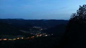 Dieses Bild zeigt eine Webcam-Aufnahme vom Achertal, aufgenommen am Montag, den 15.06.2026 um 22:30 Uhr. Die Temperatur betrug 15.5°C.