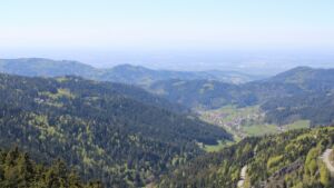 Dieses Bild zeigt eine Webcam-Aufnahme vom Achertal, aufgenommen am Samstag, den 25.04.2026 um 14:30 Uhr. Die Temperatur betrug 13.4°C.