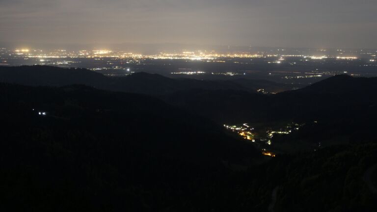 Dieses Bild zeigt eine Webcam-Aufnahme vom Achertal, aufgenommen am Dienstag, den 28.04.2026 um 02:30 Uhr. Die Temperatur betrug 9.9°C.