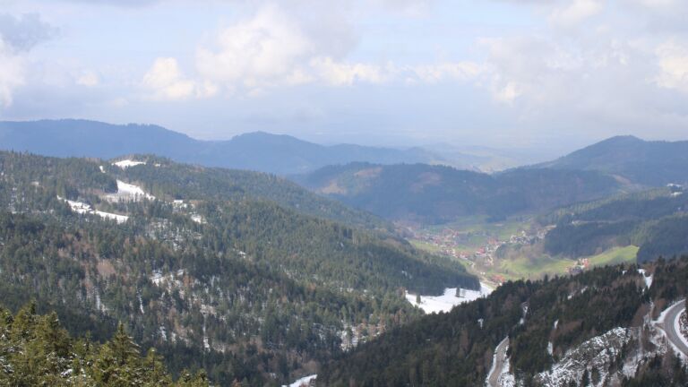 Dieses Bild zeigt eine Webcam-Aufnahme vom Achertal, aufgenommen am Mittwoch, den 01.04.2026 um 12:10 Uhr. Die Temperatur betrug 4.1°C.