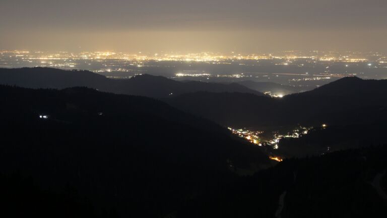 Dieses Bild zeigt eine Webcam-Aufnahme vom Achertal, aufgenommen am Dienstag, den 24.03.2026 um 20:30 Uhr. Die Temperatur betrug 7.1°C.