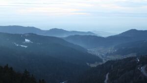 Dieses Bild zeigt eine Webcam-Aufnahme vom Achertal, aufgenommen am Sonntag, den 01.02.2026 um 17:40 Uhr. Die Temperatur betrug 1.9°C.