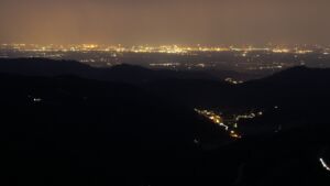 Dieses Bild zeigt eine Webcam-Aufnahme vom Achertal, aufgenommen am Dienstag, den 26.08.2025 um 21:10 Uhr. Die Temperatur betrug 20.4°C.