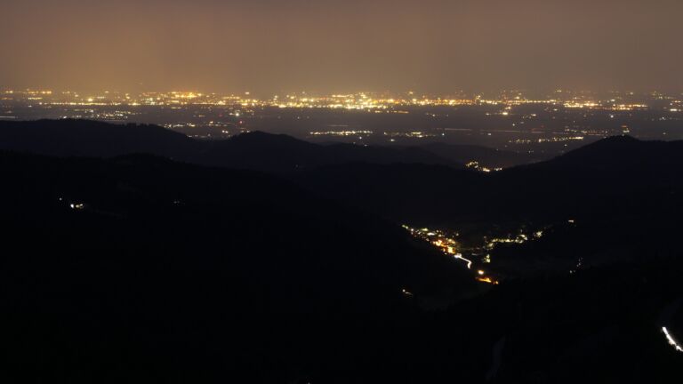 Dieses Bild zeigt eine Webcam-Aufnahme vom Achertal, aufgenommen am Dienstag, den 26.08.2025 um 21:10 Uhr. Die Temperatur betrug 20.4°C.