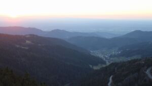 Dieses Bild zeigt eine Webcam-Aufnahme vom Achertal, aufgenommen am Montag, den 02.03.2026 um 18:10 Uhr. Die Temperatur betrug 8.3°C.