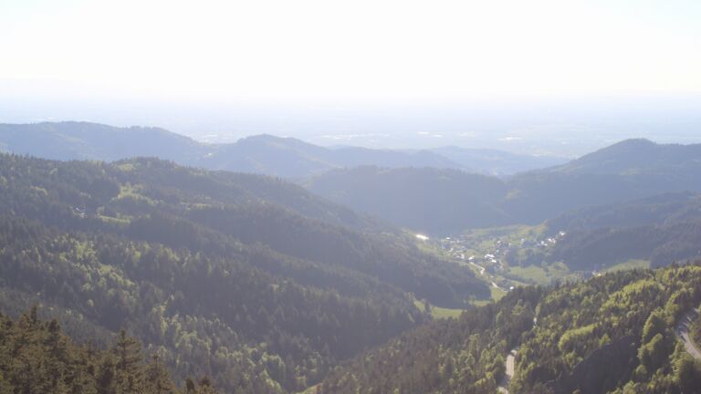 Dieses Bild zeigt eine Webcam-Aufnahme vom Achertal, aufgenommen am Freitag, den 01.05.2026 um 18:50 Uhr. Die Temperatur betrug 16.8°C.
