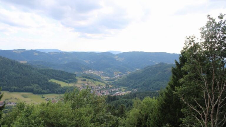 Dieses Bild zeigt eine Webcam-Aufnahme vom Achertal, aufgenommen am Montag, den 27.07.2026 um 17:50 Uhr. Die Temperatur betrug 24°C.