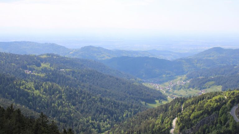 Dieses Bild zeigt eine Webcam-Aufnahme vom Achertal, aufgenommen am Freitag, den 09.05.2025 um 15:30 Uhr. Die Temperatur betrug 10°C.