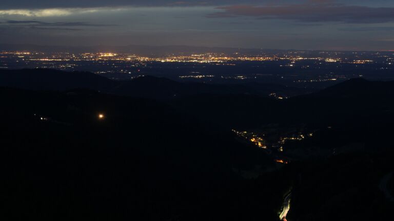 Dieses Bild zeigt eine Webcam-Aufnahme vom Achertal, aufgenommen am Mittwoch, den 23.07.2025 um 22:10 Uhr. Die Temperatur betrug 14.7°C.