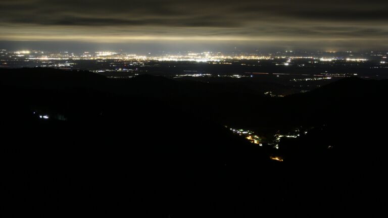 Dieses Bild zeigt eine Webcam-Aufnahme vom Achertal, aufgenommen am Mittwoch, den 29.10.2025 um 02:30 Uhr. Die Temperatur betrug 5.9°C.