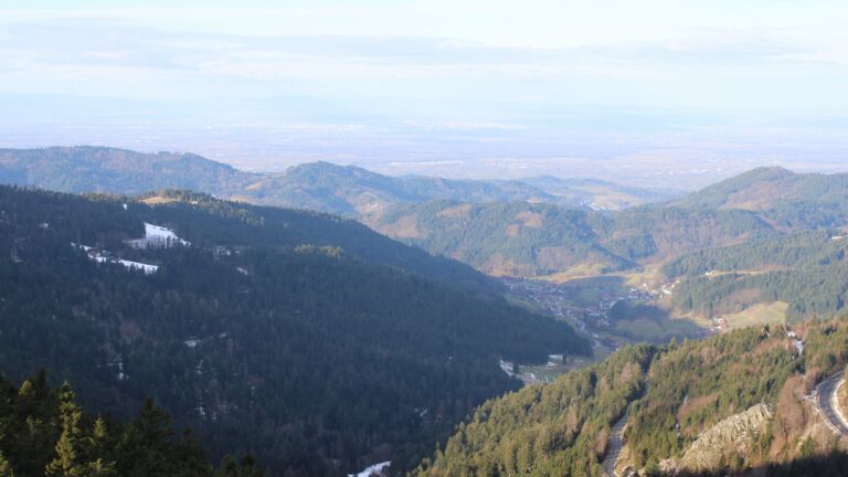 Dieses Bild zeigt eine Webcam-Aufnahme vom Achertal, aufgenommen am Freitag, den 16.01.2026 um 10:10 Uhr. Die Temperatur betrug 7.5°C.