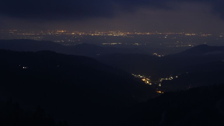Dieses Bild zeigt eine Webcam-Aufnahme vom Achertal, aufgenommen am Donnerstag, den 21.08.2025 um 21:30 Uhr. Die Temperatur betrug 13.9°C.