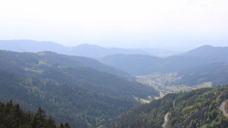 Dieses Bild zeigt eine Webcam-Aufnahme vom Achertal, aufgenommen am Samstag, den 17.05.2025 um 17:20 Uhr. Die Temperatur betrug 10.8°C.