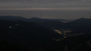 Dieses Bild zeigt eine Webcam-Aufnahme vom Achertal, aufgenommen am Freitag, den 05.12.2025 um 01:00 Uhr. Die Temperatur betrug 1.8°C.