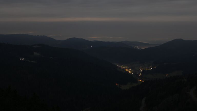 Dieses Bild zeigt eine Webcam-Aufnahme vom Achertal, aufgenommen am Freitag, den 05.12.2025 um 01:00 Uhr. Die Temperatur betrug 1.8°C.