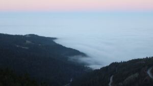 Dieses Bild zeigt eine Webcam-Aufnahme vom Achertal, aufgenommen am Sonntag, den 14.12.2025 um 08:10 Uhr. Die Temperatur betrug 5.8°C.