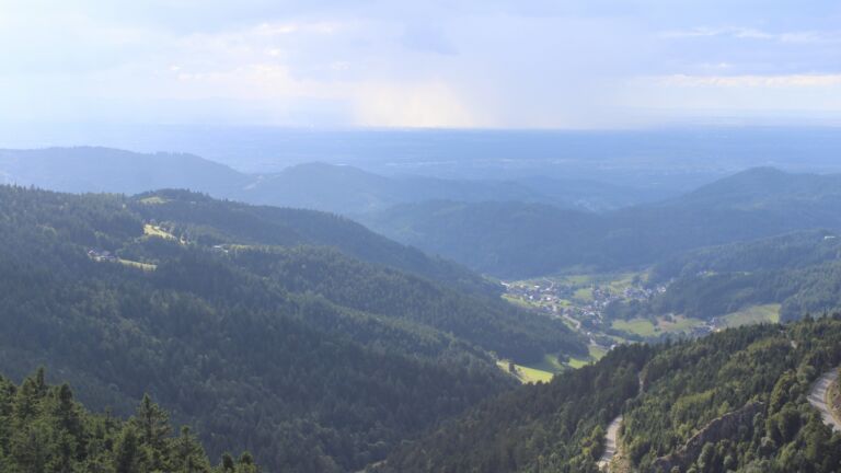 Dieses Bild zeigt eine Webcam-Aufnahme vom Achertal, aufgenommen am Freitag, den 29.08.2025 um 17:20 Uhr. Die Temperatur betrug 15.9°C.