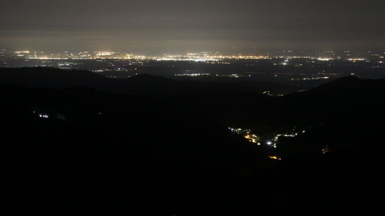 Dieses Bild zeigt eine Webcam-Aufnahme vom Achertal, aufgenommen am Freitag, den 25.07.2025 um 03:30 Uhr. Die Temperatur betrug 13.1°C.