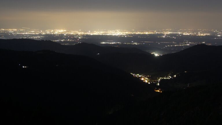 Dieses Bild zeigt eine Webcam-Aufnahme vom Achertal, aufgenommen am Mittwoch, den 01.10.2025 um 21:00 Uhr. Die Temperatur betrug 5.1°C.