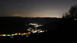 Dieses Bild zeigt eine Webcam-Aufnahme vom Achertal, aufgenommen am Sonntag, den 12.07.2026 um 00:30 Uhr. Die Temperatur betrug 21.6°C.