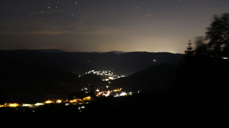 Dieses Bild zeigt eine Webcam-Aufnahme vom Achertal, aufgenommen am Dienstag, den 23.06.2026 um 01:30 Uhr. Die Temperatur betrug 24.8°C.