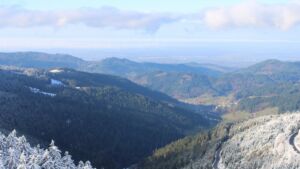 Dieses Bild zeigt eine Webcam-Aufnahme vom Achertal, aufgenommen am Donnerstag, den 27.11.2025 um 10:50 Uhr. Die Temperatur betrug -1.7°C.