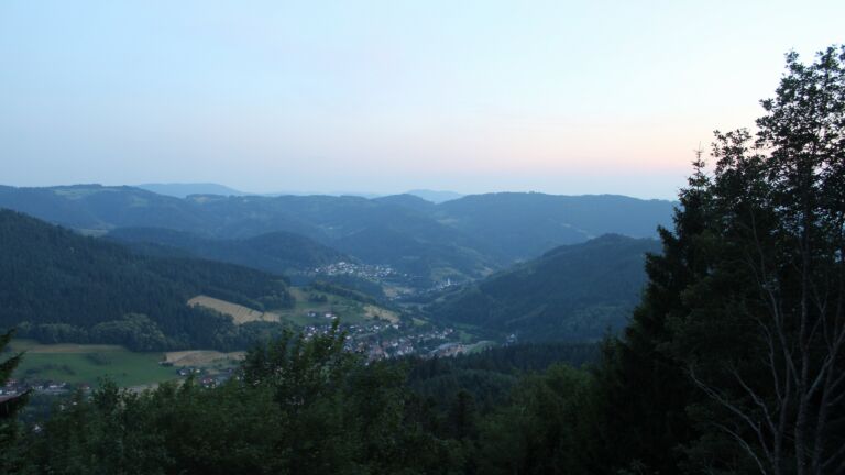 Dieses Bild zeigt eine Webcam-Aufnahme vom Achertal, aufgenommen am Montag, den 22.06.2026 um 21:50 Uhr. Die Temperatur betrug 26.2°C.