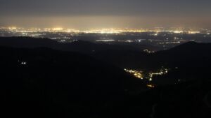 Dieses Bild zeigt eine Webcam-Aufnahme vom Achertal, aufgenommen am Mittwoch, den 22.04.2026 um 22:10 Uhr. Die Temperatur betrug 5.8°C.