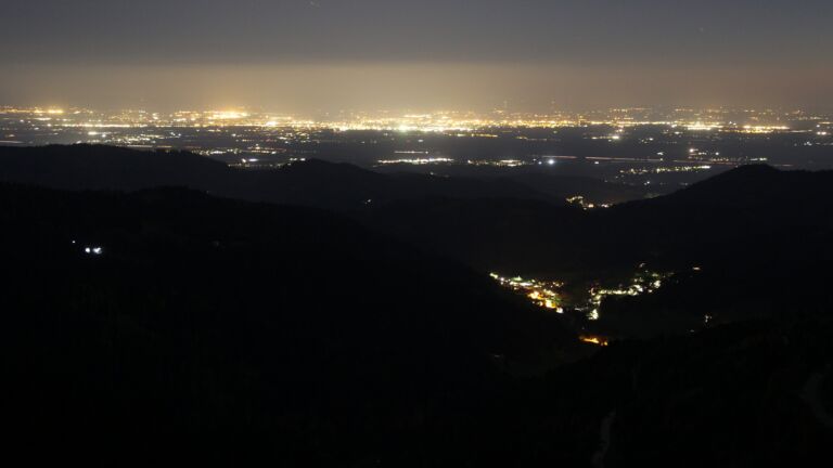 Dieses Bild zeigt eine Webcam-Aufnahme vom Achertal, aufgenommen am Mittwoch, den 22.04.2026 um 22:10 Uhr. Die Temperatur betrug 5.8°C.