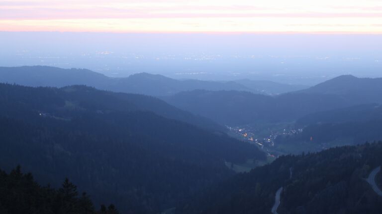 Dieses Bild zeigt eine Webcam-Aufnahme vom Achertal, aufgenommen am Mittwoch, den 15.04.2026 um 20:50 Uhr. Die Temperatur betrug 7.1°C.