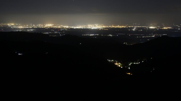 Dieses Bild zeigt eine Webcam-Aufnahme vom Achertal, aufgenommen am Samstag, den 19.07.2025 um 00:30 Uhr. Die Temperatur betrug 16.2°C.